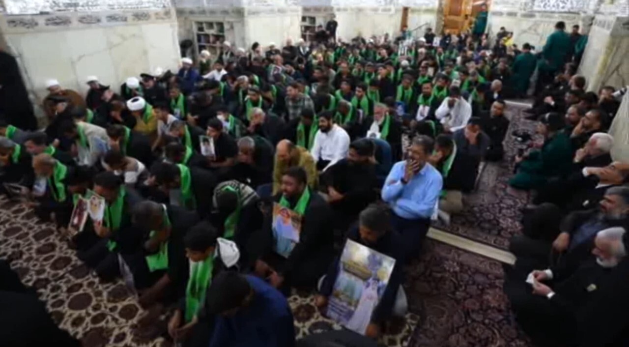 عطرافشانی حرم مطهر امام هشتم با حضور خانواده شهدای میناب