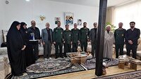 دیدار فرمانده سپاه حضرت روح‌الله استان مرکزی با خانواده شهید علی غیاث‌آبادی