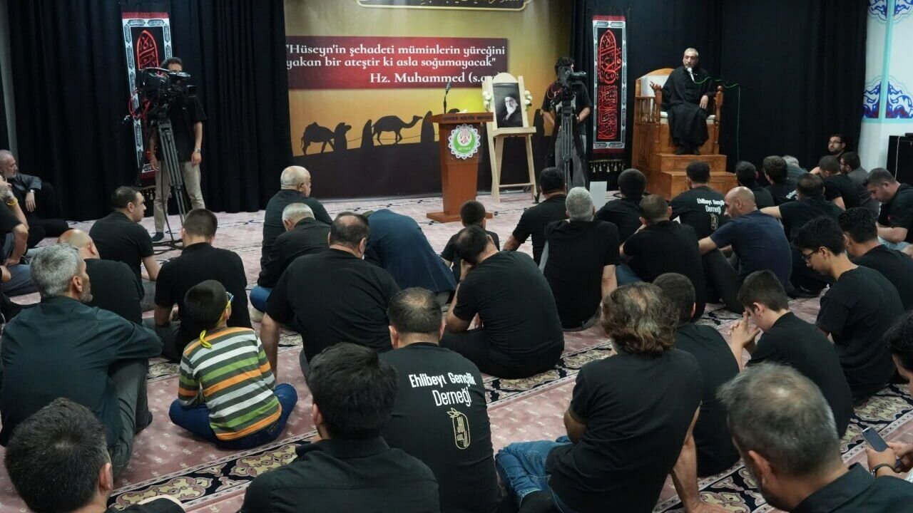 مراسم عزاداری شب چهارم ماه محرم در مسجد اهلبیت کوثر در استانبول*https://hawzahnews.com/xfT4h مراسم عزاداری شب چهارم ماه محرم در مسجد اهلبیت کوثر در استانبول*https://hawzahnews.com/xfT4h